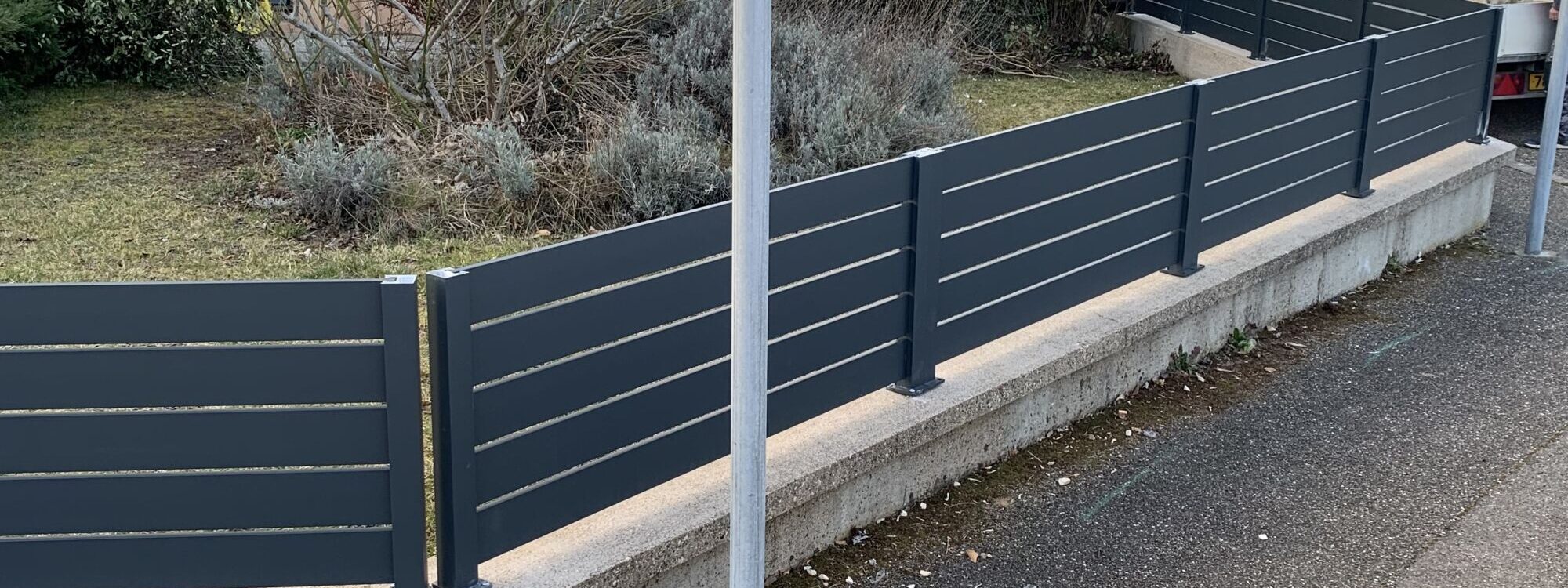 CLOTURE PORTAIL PERGOLAS09 2000X750 | FERMETURES SIEGLER Clôture rigide, souple ou maçonnée : laquelle est la plus adaptée à votre jardin ? Saverne